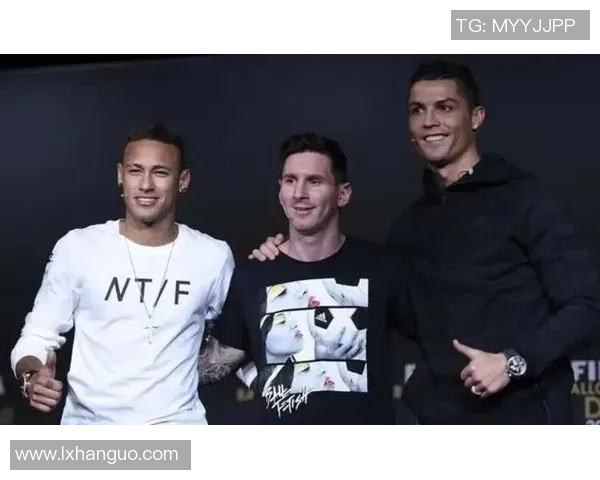 C罗与足球明星的亲密互动揭示了他们背后的友谊与合作精神